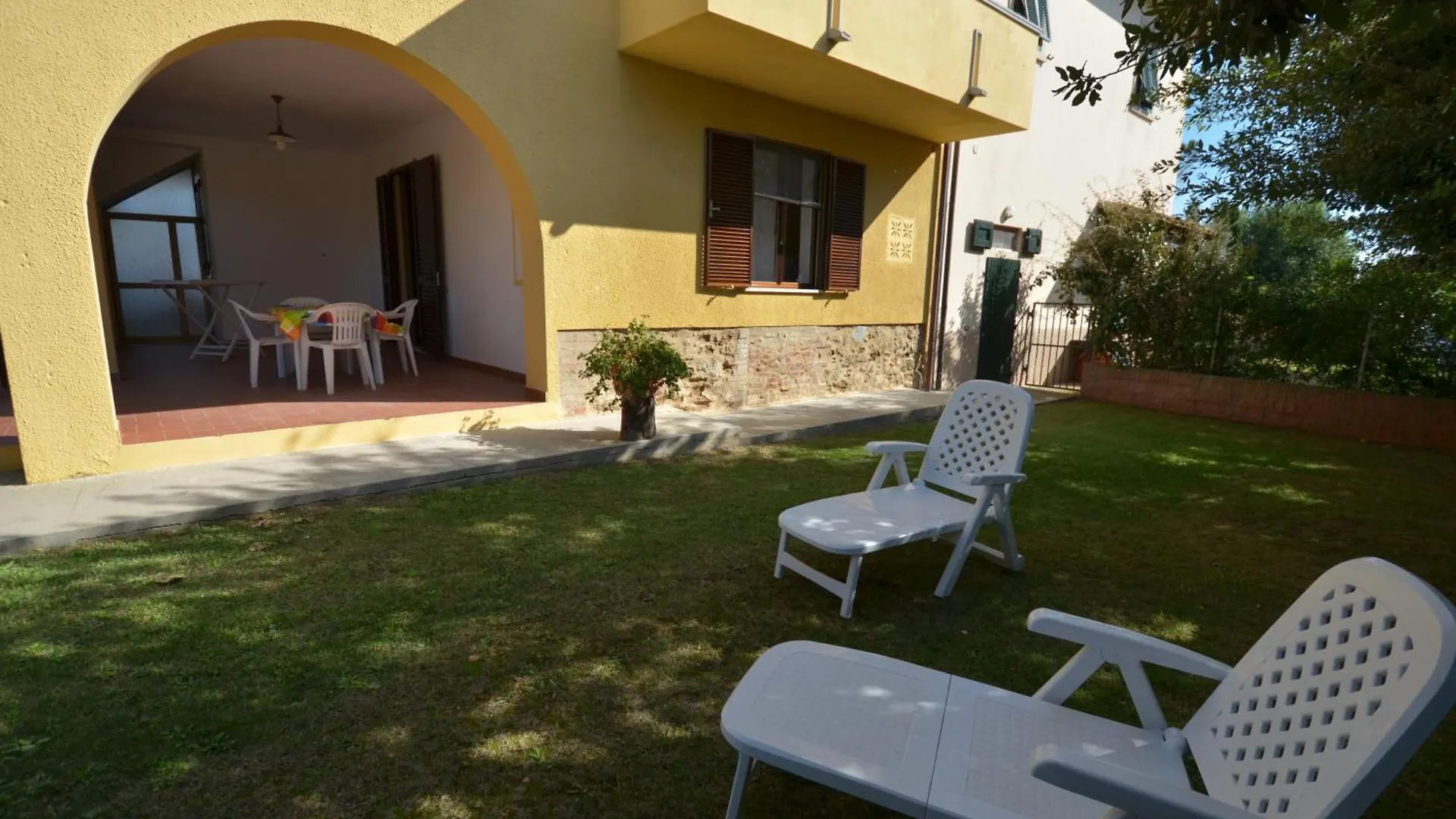 Trilocale In Campagna Con Giardino 