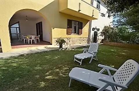 Trilocale In Campagna Con Giardino Rosso Apartamento Collemezzano