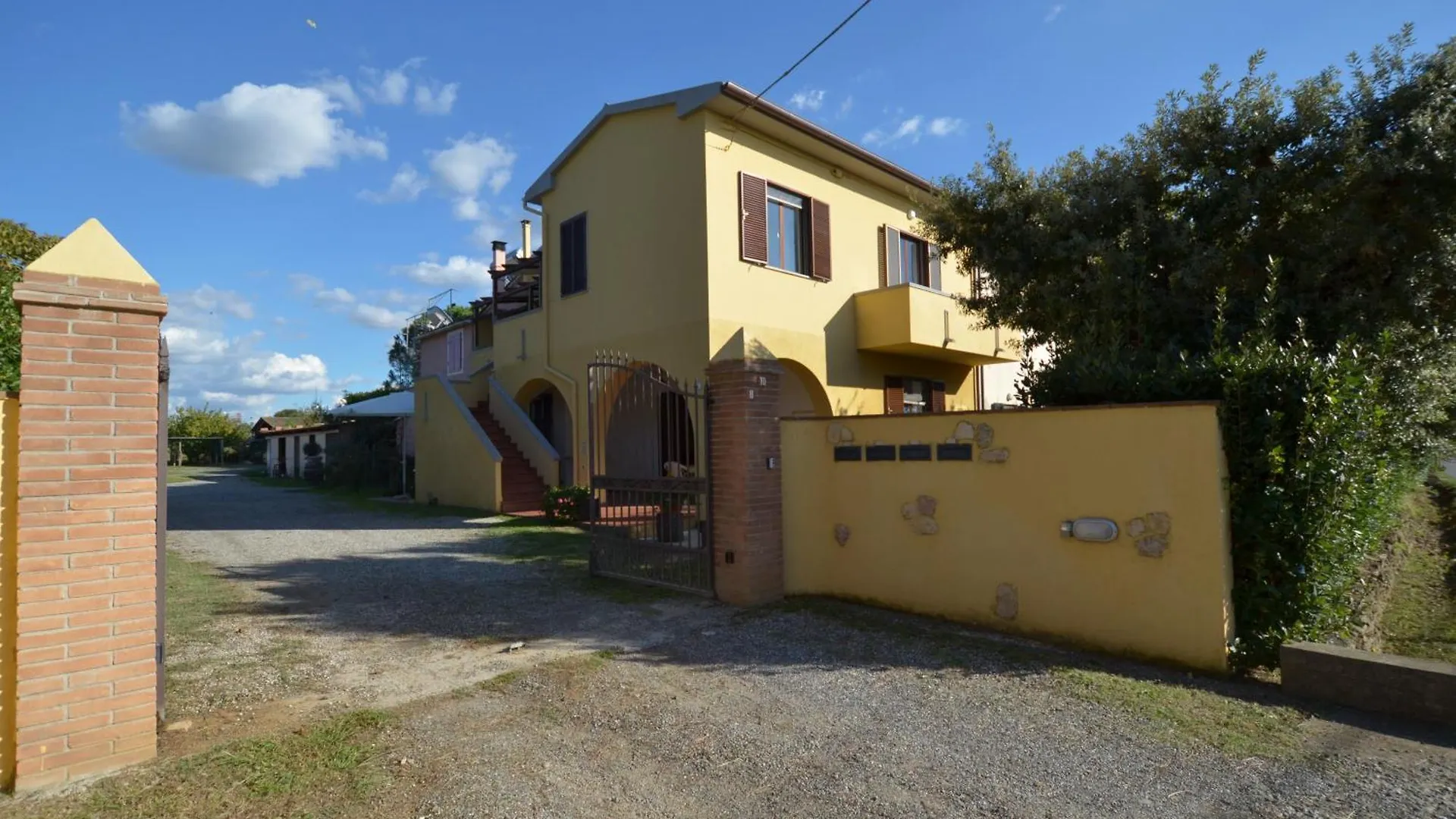 Trilocale In Campagna Con Giardino Rosso Apartment Collemezzano Italy